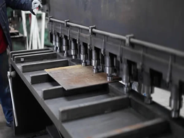 Cortes con guillotina para planchas metálicas