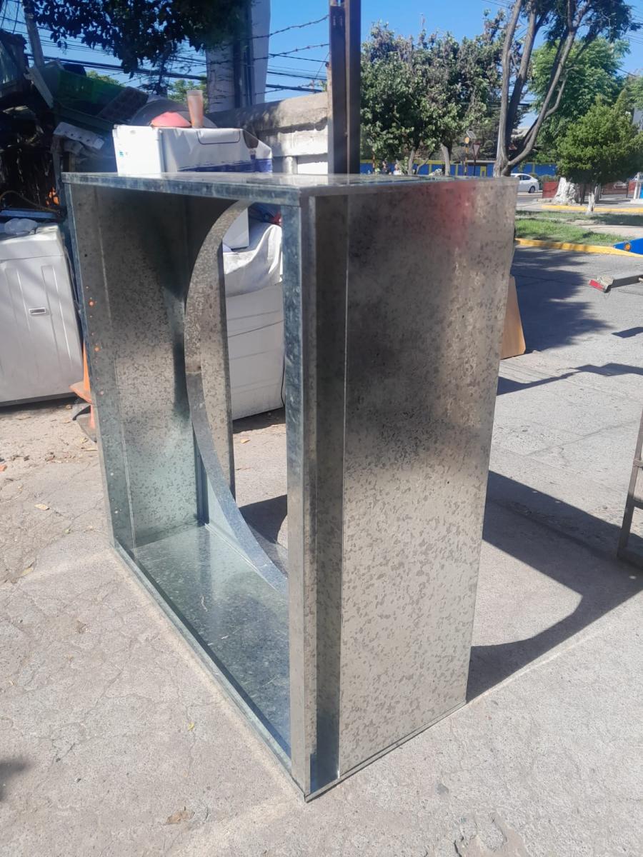 Estructura metálica con abertura circular