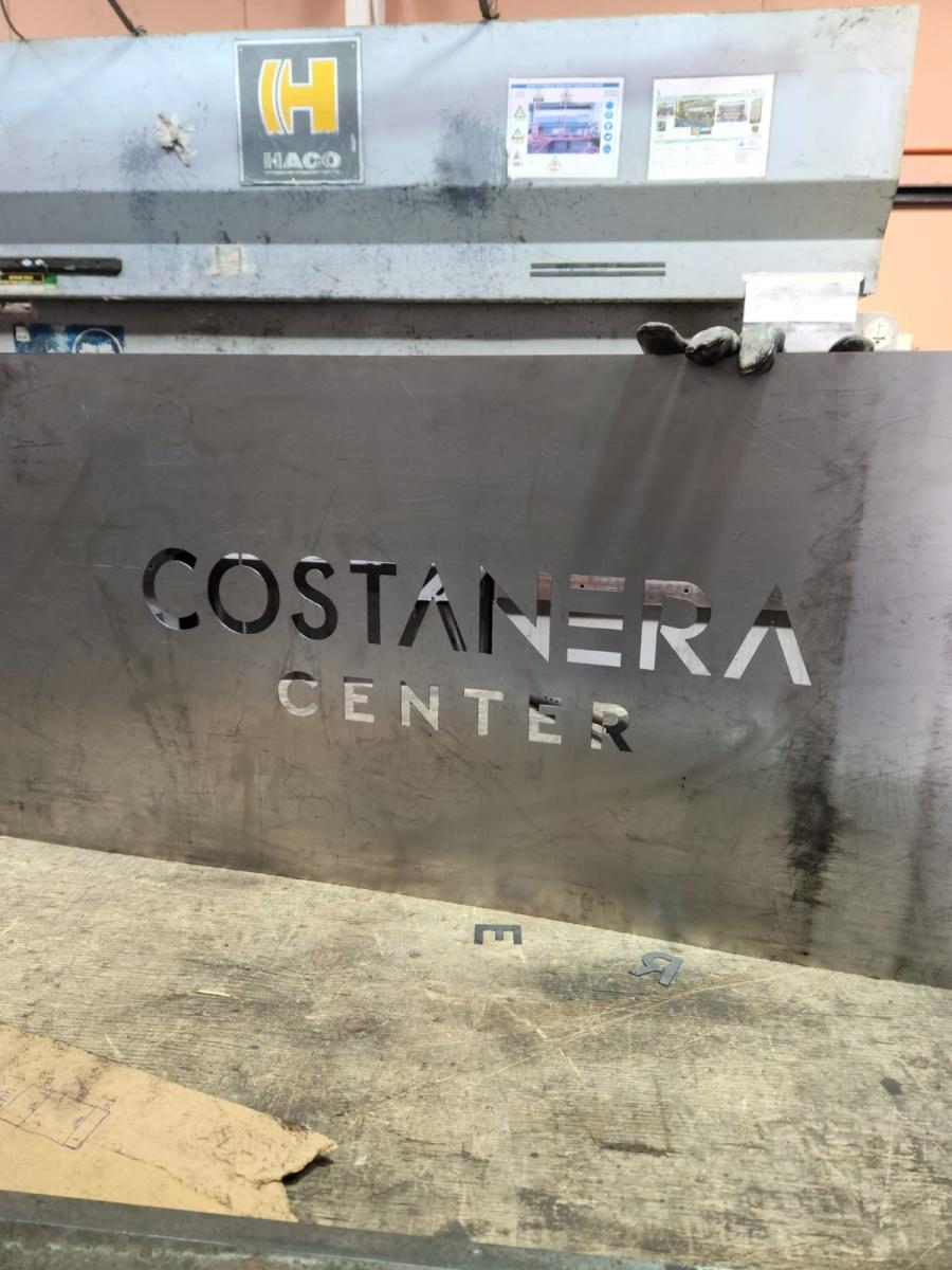 Letrero metálico Costanera Center en proceso
