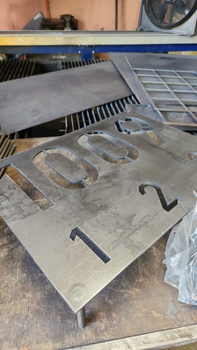 Placa metálica con números cortados