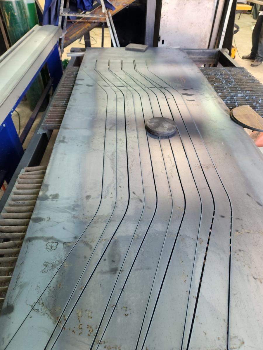 Plancha metálica con cortes de diseño