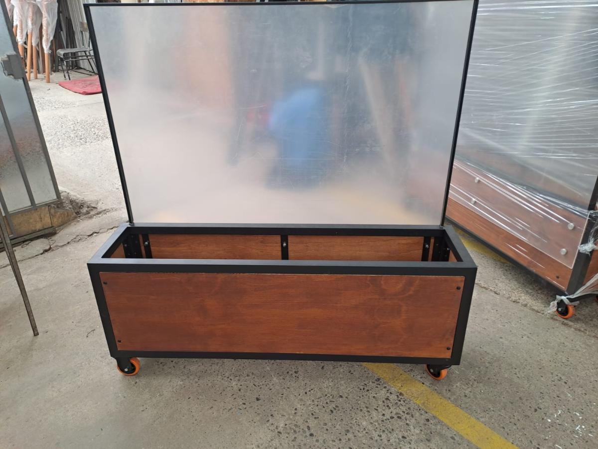 Contenedor de madera y metal con ruedas