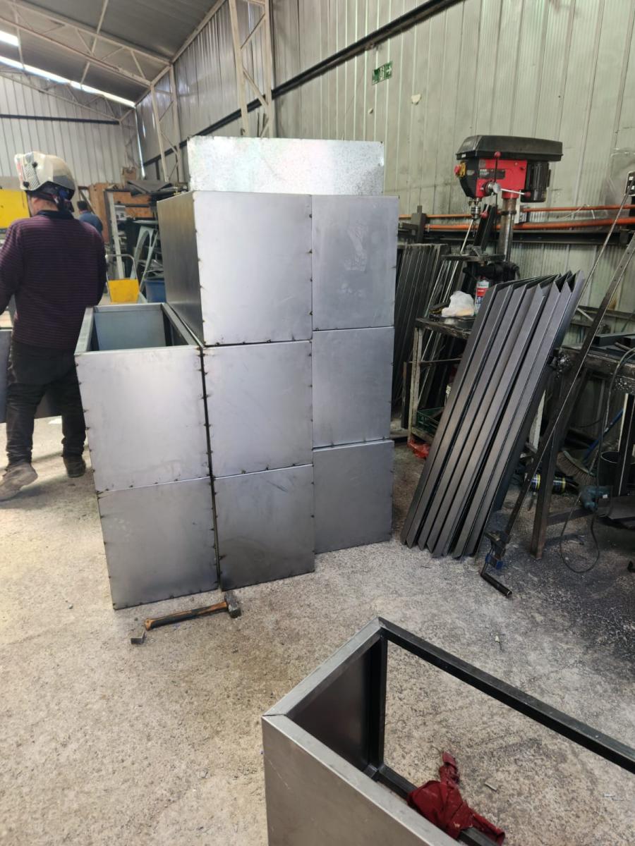 Cajas metálicas apiladas