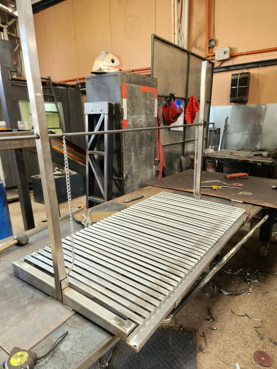 Parrilla metálica en taller